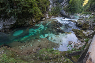 山间碧潭溪流美景