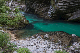 山间碧绿水潭美景