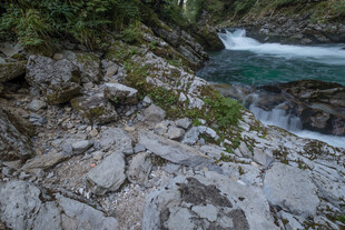 山间溪流旁的嶙峋岩石
