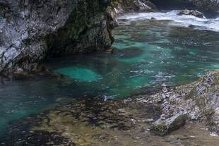山间碧绿水潭美景