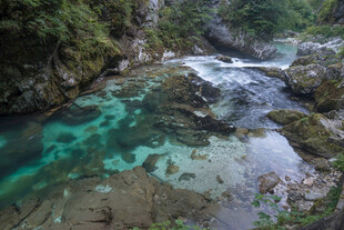 山间碧流潺潺的秀丽景致