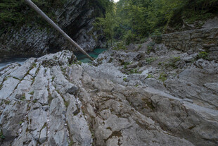 山间嶙峋岩石与幽绿潭水