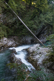 山间溪流与悬索桥美景