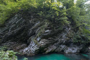 山间幽潭 翠岩碧水之景