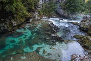 山间碧透溪流美景