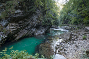 山间幽蓝溪流峡谷美景