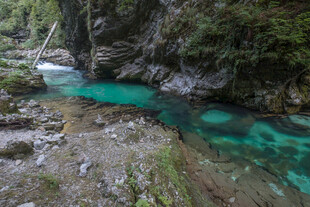 山间碧绿水潭自然美景