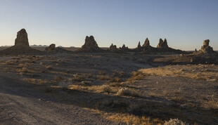 荒漠中的奇特岩石景观
