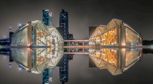 深圳音乐厅和图书馆的夜景
