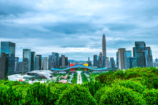 深圳城市建筑云朵天际线背景