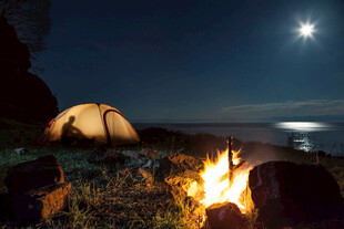 夜晚湖畔露营篝火场景