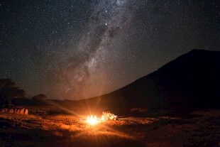 荒野篝火旁的璀璨星空