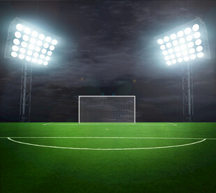 夜间足球场灯光璀璨