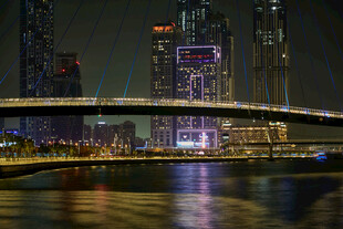 城市夜景桥梁与璀璨灯火