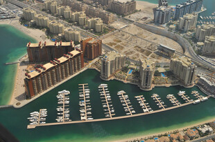 海滨城市码头建筑群景观