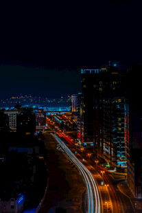 城市夜景中的车流灯光