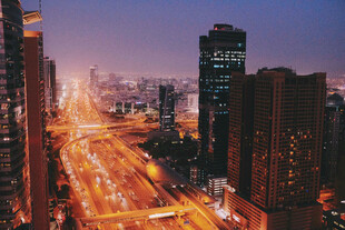 都市夜幕下的繁华交通景象