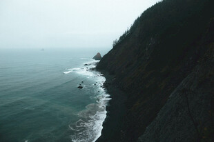 悬崖边的壮阔海景