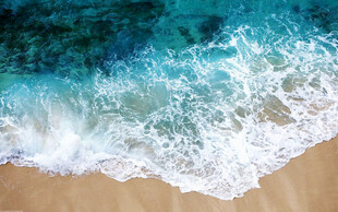 海浪轻拍沙滩的美丽瞬间