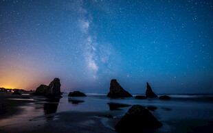 海边星空下的奇特礁石景观