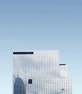 现代玻璃幕墙高楼建筑