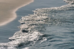 海边翻涌的白色浪花