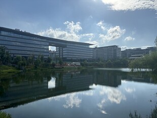 湖畔现代建筑风景