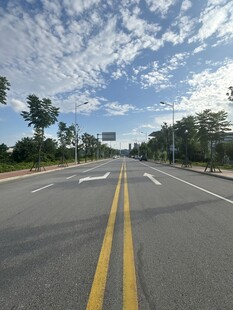 宽阔公路伸向远方