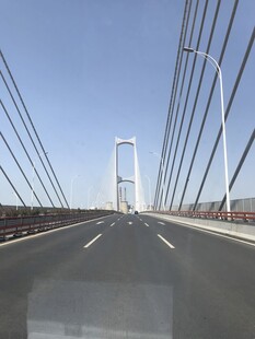 宽阔大桥上的平坦公路