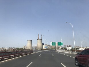 公路上行驶的红色车辆