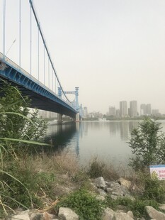 河畔蓝桥与城市远景