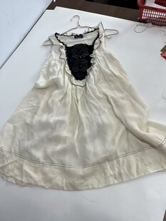 白色吊带裙展示