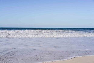 海边沙滩海浪美景