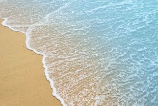 海浪轻吻沙滩的美丽瞬间