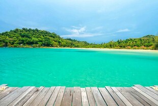海边木栈道的迷人蓝绿色水域