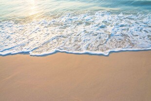 清澈蓝水泳池水面特写