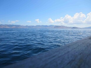 蔚蓝海面与远处山峦美景