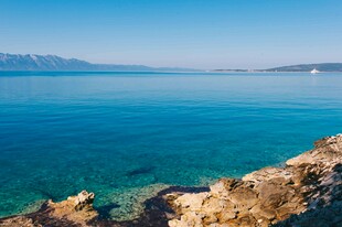 海边岩石旁的碧蓝海水