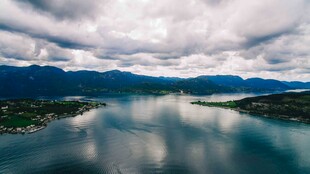 湖光山色间的宁静美景