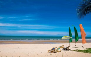 美丽海滩风光与遮阳伞