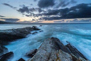 海边礁石上的壮丽黄昏景色