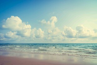 美丽海滩与蓝天白云