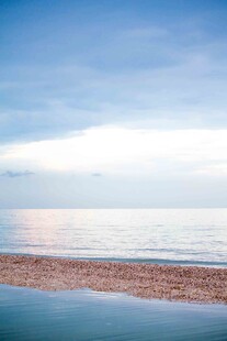 宁静的蓝色海岸线