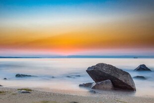 海边日落时的礁石美景