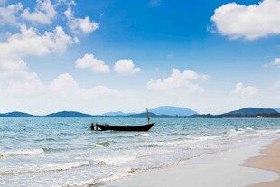 海边小船与美丽海景
