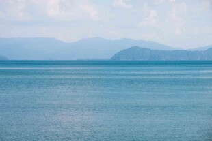 宁静海面与远处山峦