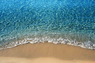 海边沙滩与海浪的美丽景致