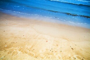 美丽沙滩与蓝色海浪