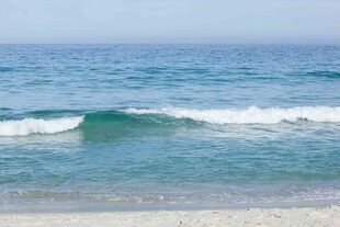 海边浪花翻涌的美丽景致