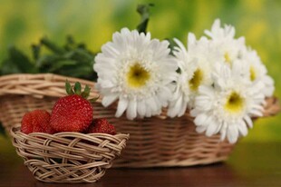 花篮中的雏菊与草莓
